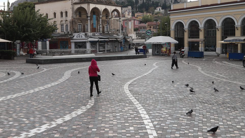 Πτωτική η πορεία του ιικού φορτίου - Τι μπορεί να φουσκώσει ξανά την πανδημία;