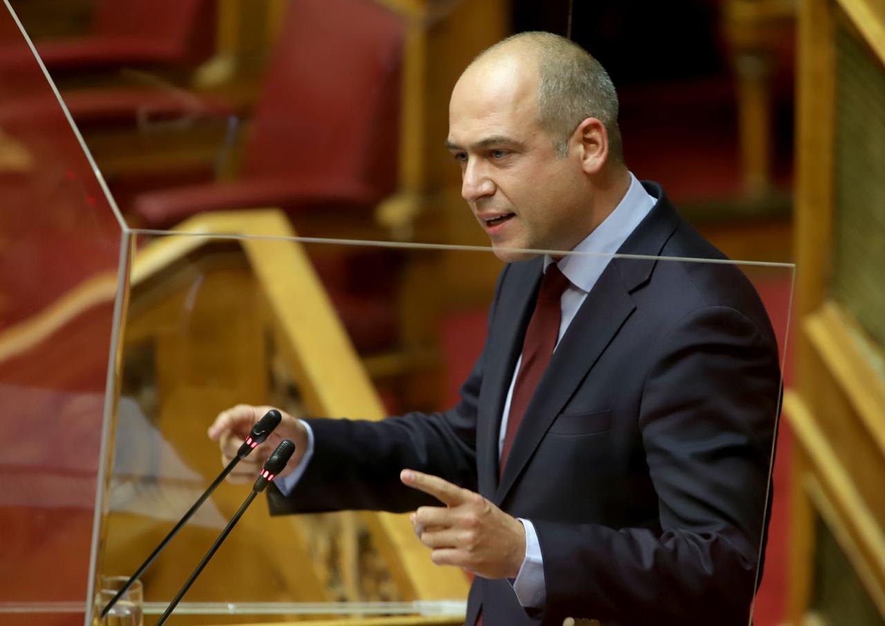 &Mu;&pi;&omicron;&upsilon;&tau;&sigma;&iota;&kappa;ά&kappa;&eta;&sigmaf;: ''&Omicron; &Sigma;&Upsilon;&Rho;&Iota;&Zeta;&Alpha; &epsilon;ί&nu;&alpha;&iota; &epsilon;&kappa;&tau;ό&sigmaf; &tau;ό&pi;&omicron;&upsilon; &kappa;&alpha;&iota; &chi;&rho;ό&nu;&omicron;&upsilon;''