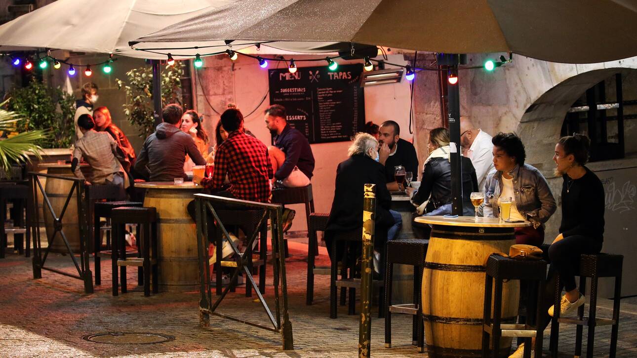 &Kappa;&omicron;&rho;&omega;&nu;&omicron;ϊό&sigmaf;: &Eta; &epsilon;&xi;&epsilon;&iota;&delta;ί&kappa;&epsilon;&upsilon;&sigma;&eta; &tau;&omega;&nu; &mu;έ&tau;&rho;&omega;&nu; - &Tau;&iota; &alpha;&lambda;&lambda;ά&zeta;&epsilon;&iota; &sigma;&epsilon; &lambda;&iota;&alpha;&nu;&epsilon;&mu;&pi;ό&rho;&iota;&omicron;, &epsilon;&sigma;&tau;ί&alpha;&sigma;&eta; &kappa;&alpha;&iota; &omega;&rho;ά&rho;&iota;&omicron; &tau;&omega;&nu; &epsilon;&rho;&gamma;&alpha;&zeta;&omicron;&mu;έ&nu;&omega;&nu;