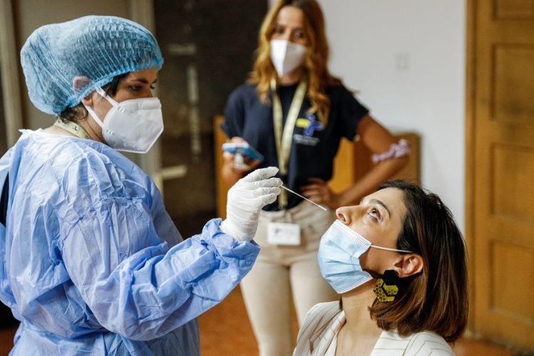 &Kappa;&omicron;&rho;&omega;&nu;&omicron;ϊό&sigmaf;: &Tau;&rho;&omicron;&mu;ά&zeta;&epsilon;&iota; &tau;&omicron;&upsilon;&sigmaf; &epsilon;&iota;&delta;&iota;&kappa;&omicron;ύ&sigmaf; &eta; &alpha;ύ&xi;&eta;&sigma;&eta; &tau;&omega;&nu; &nu;&omicron;&sigma;&eta;&lambda;&epsilon;&upsilon;&omicron;&mu;έ&nu;&omega;&nu;