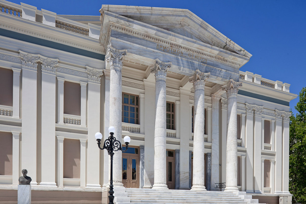 &laquo;&Omicron; &Pi;&epsilon;&iota;&rho;&alpha;&iota;ά&sigmaf; &upsilon;&pi;&omicron;&delta;έ&chi;&epsilon;&tau;&alpha;&iota; &tau;&eta; &Sigma;ά&mu;&omicron;&raquo; &ndash; &Epsilon;&sigma;&pi;&epsilon;&rho;ί&delta;&alpha; &sigma;&tau;&omicron; &phi;&omicron;&upsilon;&alpha;&gamma;&iota;έ &tau;&omicron;&upsilon; &Delta;&eta;&mu;&omicron;&tau;&iota;&kappa;&omicron;ύ &Theta;&epsilon;ά&tau;&rho;&omicron;&upsilon; &Pi;&epsilon;&iota;&rho;&alpha;&iota;ά