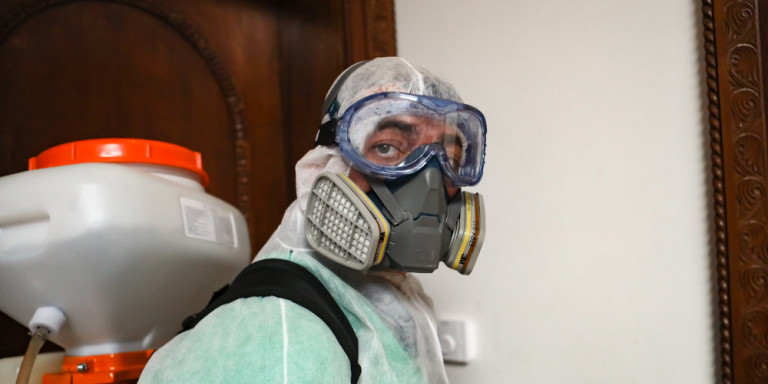 &Kappa;&omicron;&rho;&omega;&nu;&omicron;ϊό&sigmaf;: &Omicron; &Pi;&epsilon;&iota;&rho;&alpha;&iota;ά&sigmaf; &alpha;&pi;&omicron;&lambda;&upsilon;&mu;&alpha;ί&nu;&epsilon;&iota; &sigma;&chi;&omicron;&lambda;&epsilon;ί&alpha; &kappa;&alpha;&iota; &lambda;&epsilon;&omega;&phi;&omicron;&rho;&epsilon;ί&alpha; -&Kappa;&lambda;&epsilon;&iota;&sigma;&tau;ά &tau;&alpha; &Kappa;&Alpha;&Pi;&Eta; &tau;&omicron;&upsilon; &Delta;ή&mu;&omicron;&upsilon; 