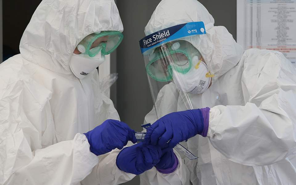 &Kappa;&omicron;&rho;&omega;&nu;&omicron;ϊό&sigmaf; : &Pi;&lambda;&eta;&sigma;&iota;ά&zeta;&omicron;&upsilon;&nu; &tau;&alpha; 2 &epsilon;&kappa;&alpha;&tau;. &tau;&alpha; &kappa;&rho;&omicron;ύ&sigma;&mu;&alpha;&tau;&alpha; &delta;&iota;&epsilon;&theta;&nu;ώ&sigmaf; - &Kappa;&omicron;&nu;&tau;ά &sigma;&tau;&omicron;&upsilon;&sigmaf; 500 &chi;&iota;&lambda;&iota;ά&delta;&epsilon;&sigmaf; &omicron;&iota; &nu;&epsilon;&kappa;&rho;&omicron;ί