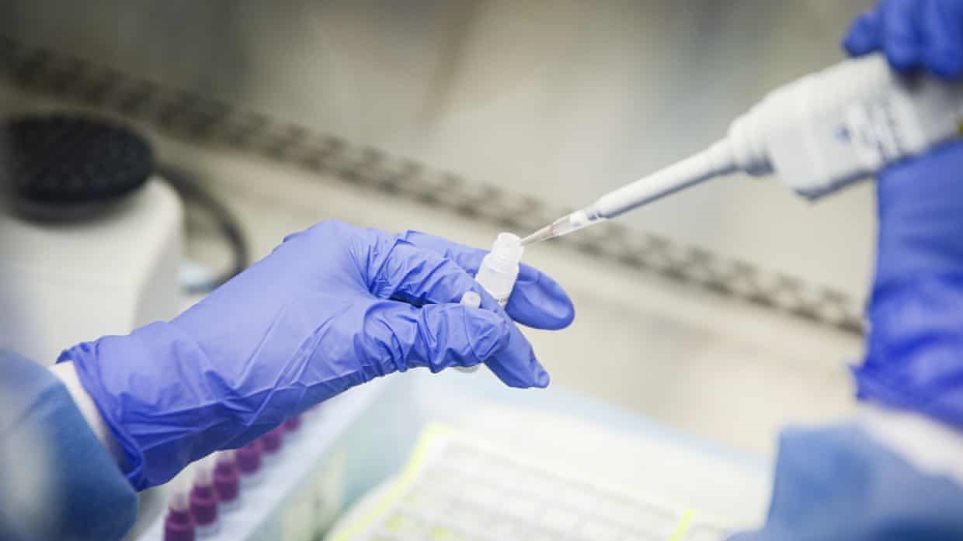 &Kappa;&omicron;&rho;&omega;&nu;&omicron;ϊό&sigmaf;: &Sigma;&tau;&alpha; 217 &tau;&alpha; &kappa;&rho;&omicron;ύ&sigma;&mu;&alpha;&tau;&alpha; - &Tau;&rho;&epsilon;&iota;&sigmaf; &alpha;&kappa;ό&mu;&alpha; &theta;ά&nu;&alpha;&tau;&omicron;&iota;