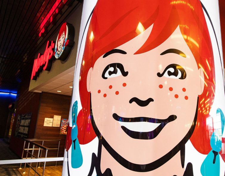50 χρόνια Wendy’s: Ιστορίες από τους ανθρώπους που έζησαν το μαγαζί θρύλο της Γλυφάδας