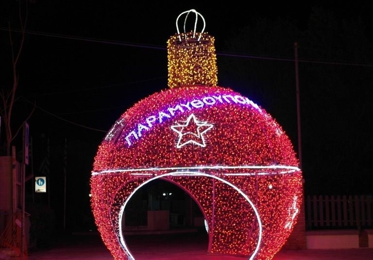 Η χριστουγεννιάτικη μπάλα «φωτίζει» την παραλία Αλίμου