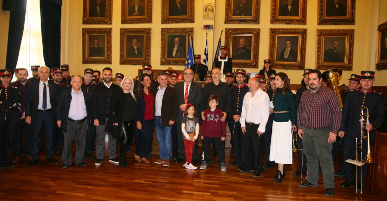 Χριστουγεννιάτικα κάλαντα στον Δήμαρχο Πειραιά Γιάννη Μώραλη