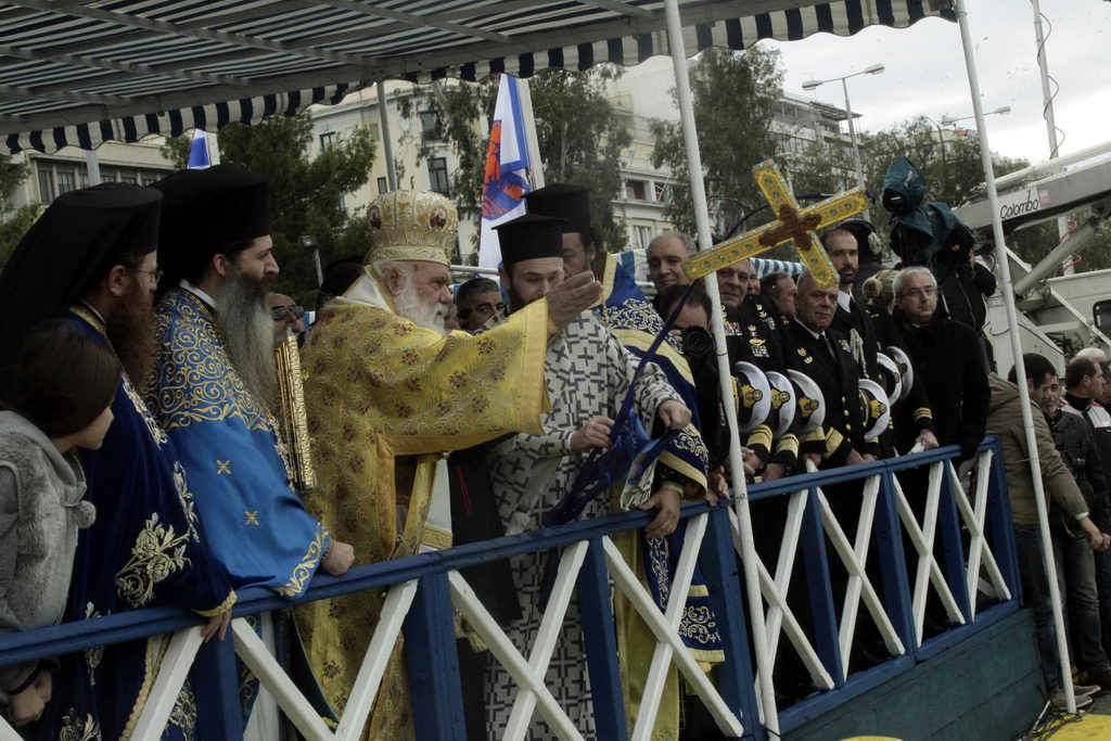 ΘΕΟΦΑΝΕΙΑ στον ΠΕΙΡΑΙΑ: Παυλόπουλος και Ιερώνυμος τα Φώτα στο Μεγάλο Λιμάνι