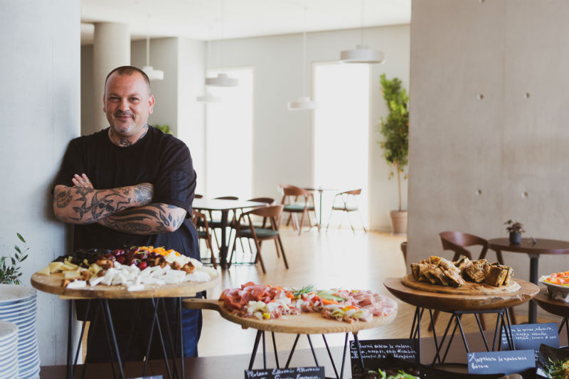 Delta Restaurant: Το (νέο) μενού του εστιατορίου στο ΚΠΙΣΝ είναι εμπνευσμένο από την ελιά και τη λεμονιά