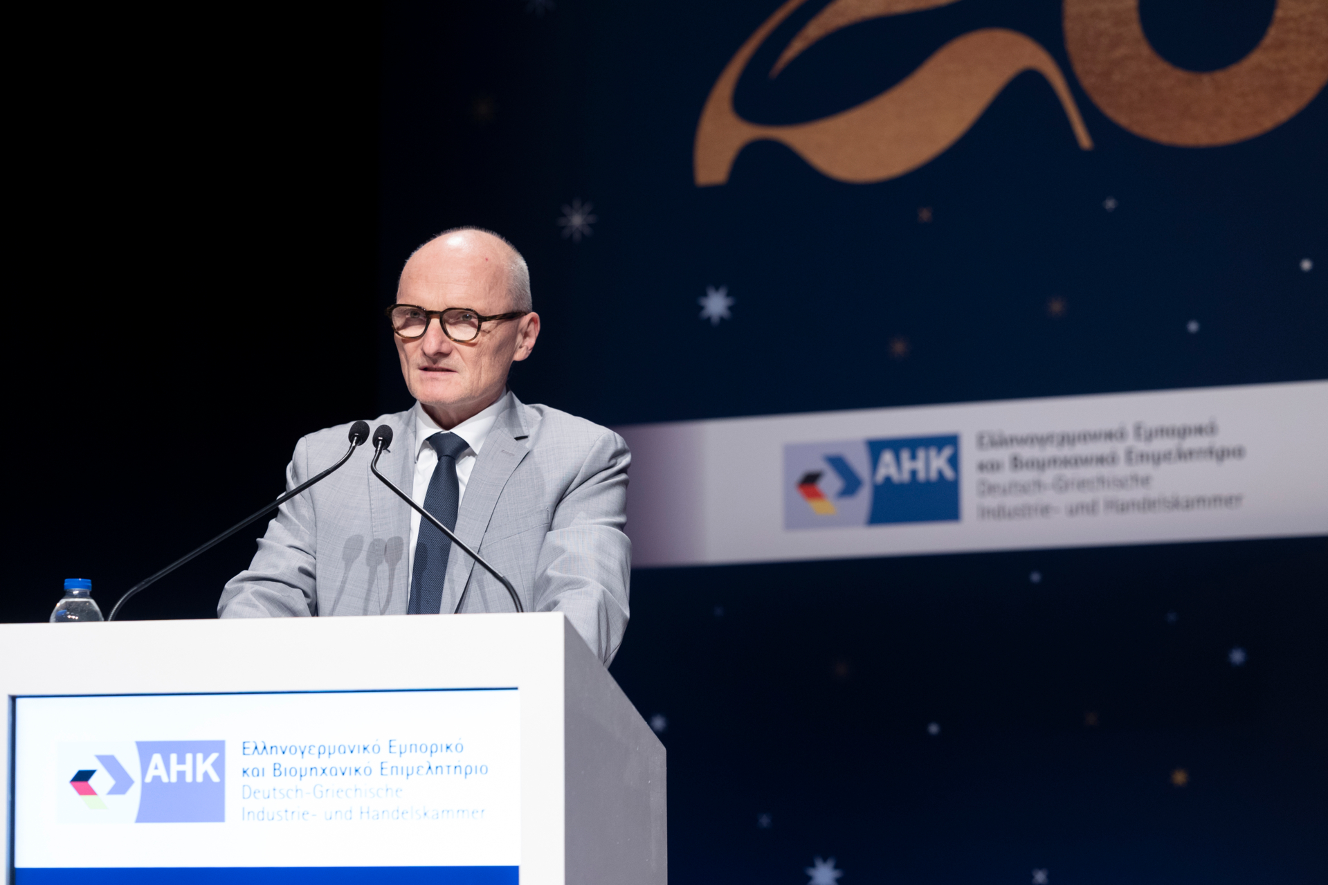 &Alpha;&pi;ό &tau;&eta;&nu; &Mu;&pi;&epsilon;&lambda; &Epsilon;&pi;ό&kappa; &sigma;&tau;&eta;&nu; &epsilon;&pi;&omicron;&chi;ή &tau;&eta;&sigmaf; &Tau;&epsilon;&chi;&nu;&eta;&tau;ή&sigmaf; &Nu;&omicron;&eta;&mu;&omicron;&sigma;ύ&nu;&eta;&sigmaf;: &Eta; &Rho;&iota;&beta;&iota;έ&rho;&alpha; &tau;&eta;&sigmaf; &Alpha;&theta;ή&nu;&alpha;&sigmaf; &xi;&alpha;&nu;&alpha;&gamma;&rho;ά&phi;&epsilon;&iota; &tau;&eta;&nu; &iota;&sigma;&tau;&omicron;&rho;ί&alpha; &tau;&eta;&sigmaf;