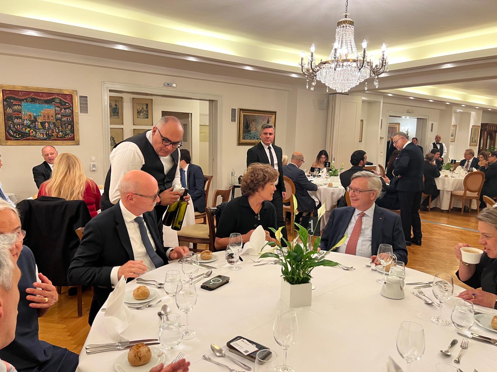 &Omicron; &Gamma;&epsilon;&rho;&mu;&alpha;&nu;&omicron; - &Epsilon;&lambda;&lambda;&eta;&nu;&iota;&kappa;&omicron;&sigmaf; &Epsilon;&pi;&iota;&chi;&epsilon;&iota;&rho;&eta;&mu;&alpha;&tau;&iota;&kappa;ό&sigmaf; &Sigma;ύ&nu;&delta;&epsilon;&sigma;&mu;&omicron;&sigmaf;  (DHW) &tau;ί&mu;&eta;&sigma;&epsilon; &tau;&omicron;&nu; &Gamma;&epsilon;&rho;&mu;&alpha;&nu;ό &Pi;&rho;έ&sigma;&beta;&eta; &mu;&epsilon; &delta;&epsilon;ί&pi;&nu;&omicron; &sigma;&tau;&eta;&nu; &Alpha;&theta;&eta;&nu;&alpha;ϊ&kappa;ή &Lambda;έ&sigma;&chi;&eta;