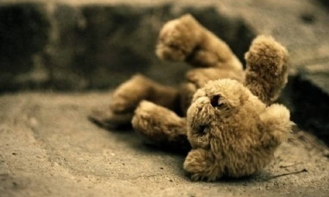 &Theta;&rho;ί&lambda;&epsilon;&rho; &sigma;&tau;&omicron; &Pi;&alpha;&lambda;&alpha;&iota;ό &Phi;ά&lambda;&eta;&rho;&omicron;: &Mu;&upsilon;&sigma;&tau;ή&rho;&iota;&omicron; &gamma;ύ&rho;&omega; &alpha;&pi;ό &tau;&omicron; &nu;&epsilon;&kappa;&rho;ό &kappa;&omicron;&rho;ί&tau;&sigma;&iota; &sigma;&tau;&eta;&nu; &pi;&alpha;&rho;&alpha;&lambda;ί&alpha;