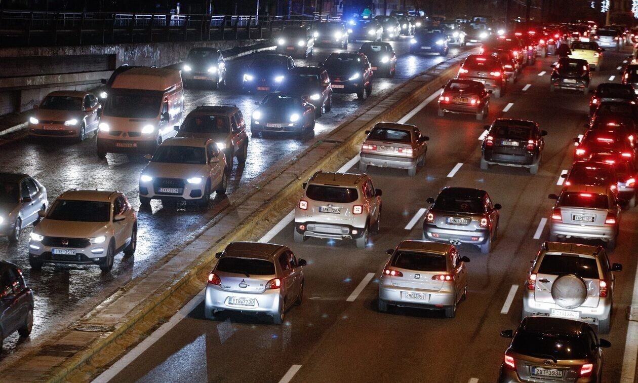 &Kappa;&alpha;&rho;&alpha;&mu;&pi;ό&lambda;&alpha; &tau;&rho;&iota;ώ&nu; &alpha;&upsilon;&tau;&omicron;&kappa;&iota;&nu;ή&tau;&omega;&nu; &sigma;&tau;&eta; &Sigma;&upsilon;&gamma;&gamma;&rho;&omicron;ύ - Έ&nu;&alpha;&sigmaf; &tau;&rho;&alpha;&upsilon;&mu;&alpha;&tau;ί&alpha;&sigmaf; &kappa;&alpha;&iota; έ&nu;&tau;&omicron;&nu;&eta; &kappa;&upsilon;&kappa;&lambda;&omicron;&phi;&omicron;&rho;&iota;&alpha;&kappa;ή &sigma;&upsilon;&mu;&phi;ό&rho;&eta;&sigma;&eta;