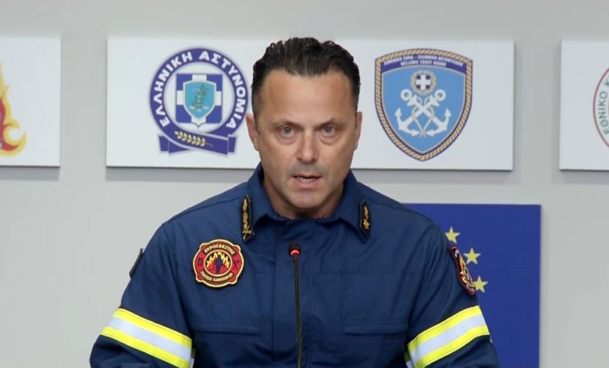 Η ενημέρωση του Πυροσβεστικού Σώματος για τα πύρινα μέτωπα στην Παλαιά Φώκαια