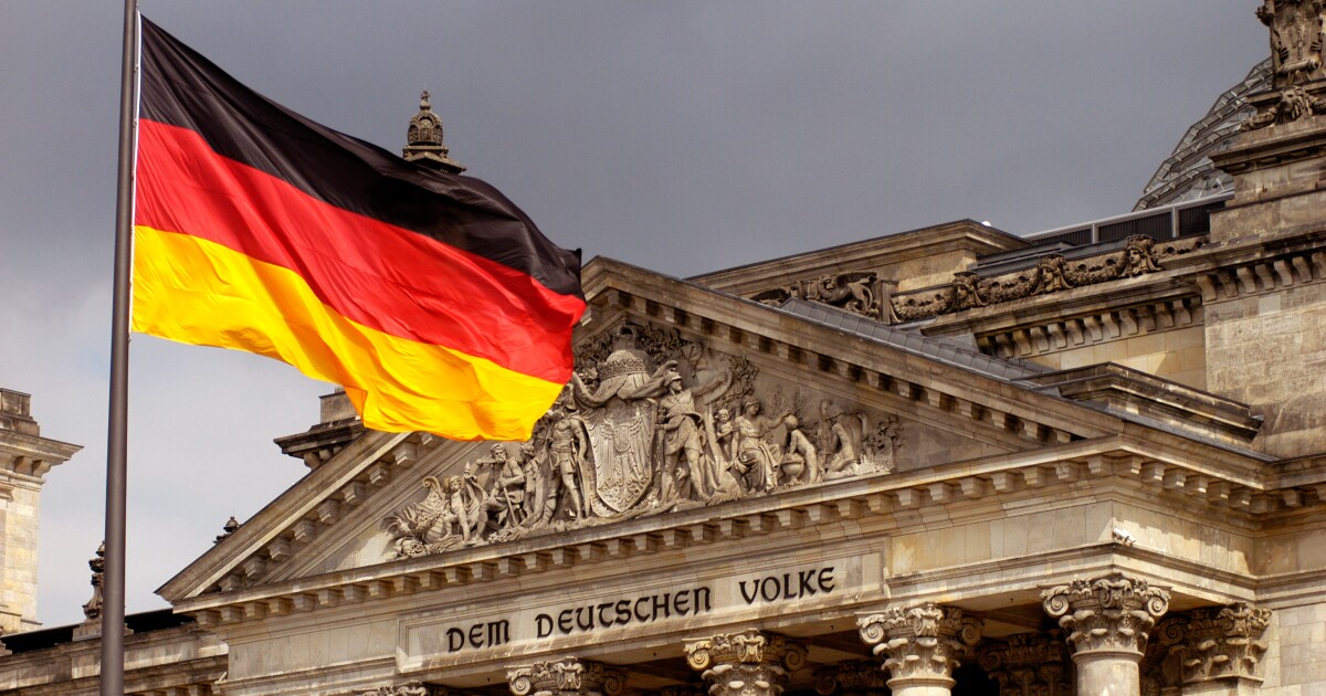 &Eta;&mu;έ&rho;&alpha; &tau;&eta;&sigmaf; &Gamma;&epsilon;&rho;&mu;&alpha;&nu;&iota;&kappa;ή&sigmaf; &Epsilon;&nu;ό&tau;&eta;&tau;&alpha;&sigmaf; 2025: &Omicron; &Pi;&rho;έ&sigma;&beta;&eta;&sigmaf; &Alpha;&nu;&delta;&rho;έ&alpha;&sigmaf; &Kappa;&iota;&nu;&tau;&lambda; &alpha;&nu;&alpha;&delta;&epsilon;&iota;&kappa;&nu;ύ&epsilon;&iota; &tau;&eta;&nu; &Epsilon;&lambda;&lambda;&eta;&nu;&omicron; &Gamma;&epsilon;&rho;&mu;&alpha;&nu;&iota;&kappa;ή &sigma;&upsilon;&nu;&epsilon;&rho;&gamma;&alpha;&sigma;ί&alpha; &kappa;&alpha;&iota; &tau;&omicron; &epsilon;&upsilon;&rho;&omega;&pi;&alpha;ϊ&kappa;ό ό&rho;&alpha;&mu;&alpha; &epsilon;&nu;ό&tau;&eta;&tau;&alpha;&sigmaf;