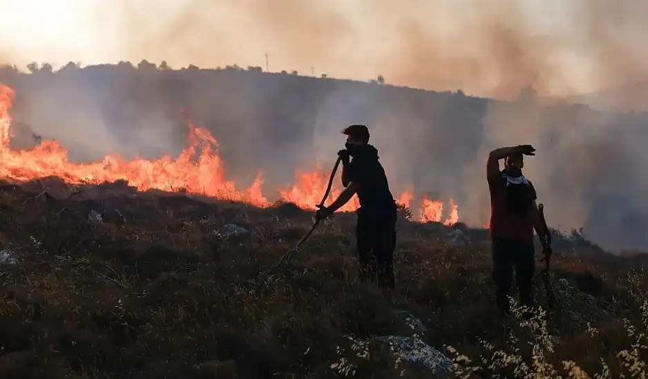 Μέσα σε σπίτια η φωτιά στην Παλαιά Φώκαια - Κινδυνεύει να ξεφύγει: Τι λένε οι τοπικές Αρχές