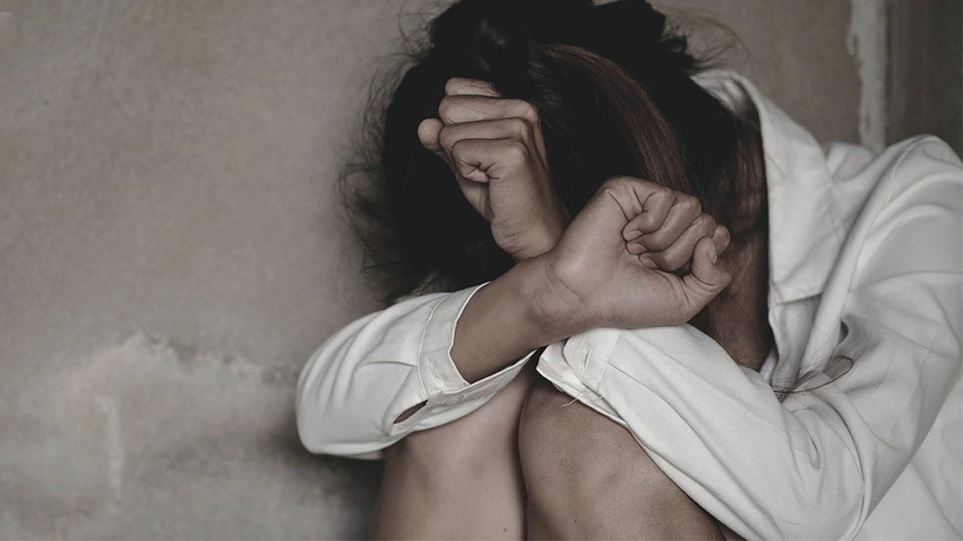 &Epsilon;&phi;&iota;&alpha;&lambda;&tau;&iota;&kappa;έ&sigmaf; &sigma;&tau;&iota;&gamma;&mu;έ&sigmaf; &gamma;&iota;&alpha; 22&chi;&rho;&omicron;&nu;&eta; &sigma;&tau;&omicron; &kappa;έ&nu;&tau;&rho;&omicron; &tau;&eta;&sigmaf; &Alpha;&theta;ή&nu;&alpha;&sigmaf;: &Kappa;&alpha;&tau;&alpha;&gamma;&gamma;έ&lambda;&lambda;&epsilon;&iota; &delta;ύ&omicron; ά&nu;&delta;&rho;&epsilon;&sigmaf; &gamma;&iota;&alpha; &alpha;&pi;ό&pi;&epsilon;&iota;&rho;&alpha; &beta;&iota;&alpha;&sigma;&mu;&omicron;ύ