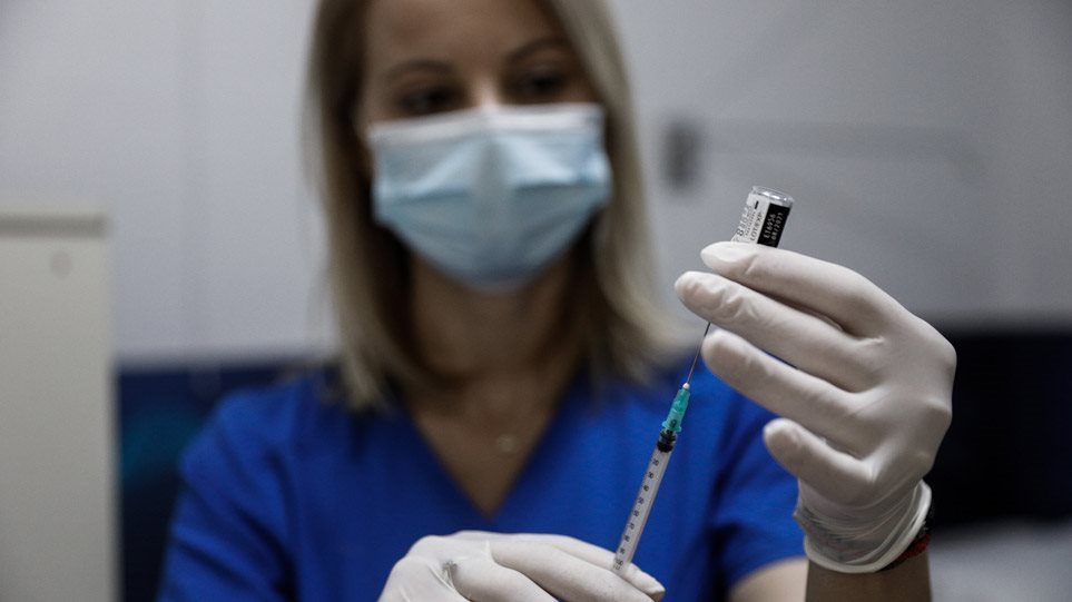 «Φουντώνει» ξανά ο κορωνοϊός - Έρχεται νέα δόση εμβολίου το φθινόπωρο