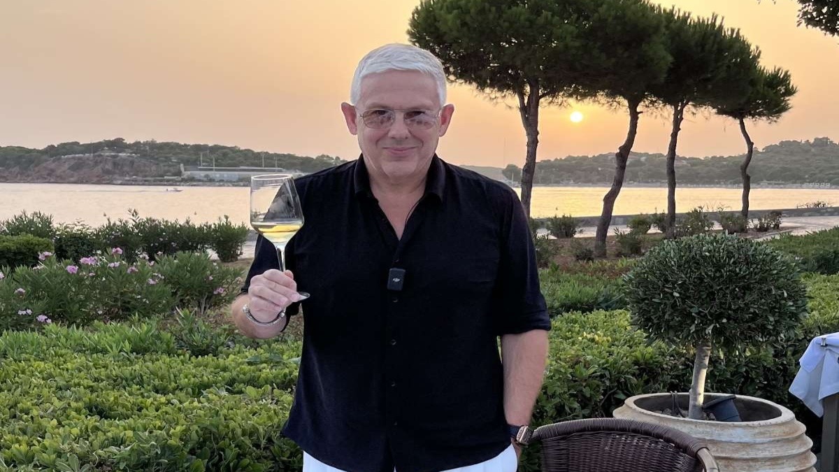 Ο Τάσος Δούσης βολτάρει στη Βουλιαγμένη και προτείνει
