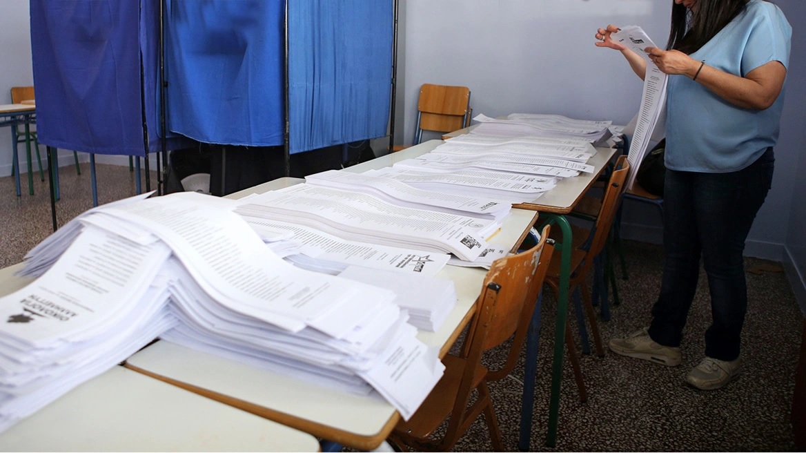 Δημοσκόπηση: «Παρέλαση» για την ΝΔ και «κίτρινη κάρτα» στο νομοσχέδιο για τα ομόφυλα ζευγάρια