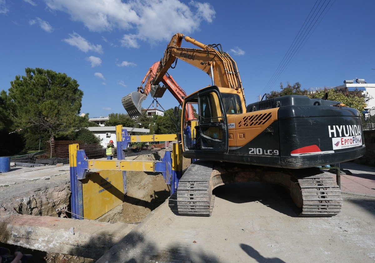 Τρία αντιπλημμυρικά έργα σε Βάρη και Βούλα