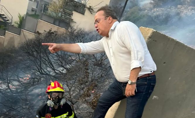 ΑΠΟΚΛΕΙΣΤΙΚΌ: Παρών ο Δήμαρχος των 3Β Γρηγόρης Κωνσταντέλλος στη μεγάλη Φωτιά της 17ης Ιουλίου σε Σαρωνίδα & Λαγονήσι