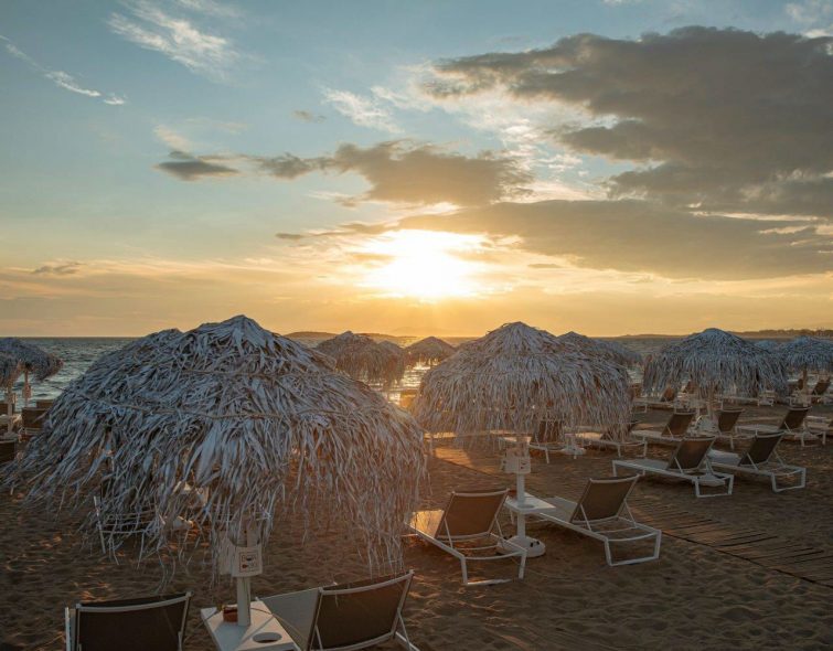 Apollon Beach: Η εντυπωσιακή παραλία στο Καβούρι 
