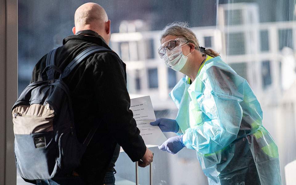 &Kappa;&omicron;&rho;&omega;&nu;&omicron;ϊό&sigmaf; : 25 &tau;&alpha; &nu;έ&alpha; &kappa;&rho;&omicron;ύ&sigma;&mu;&alpha;&tau;&alpha; - 8 &epsilon;&xi; &alpha;&upsilon;&tau;ώ&nu; &alpha;&pi;ό &pi;ύ&lambda;&epsilon;&sigmaf; &epsilon;&iota;&sigma;ό&delta;&omicron;&upsilon;