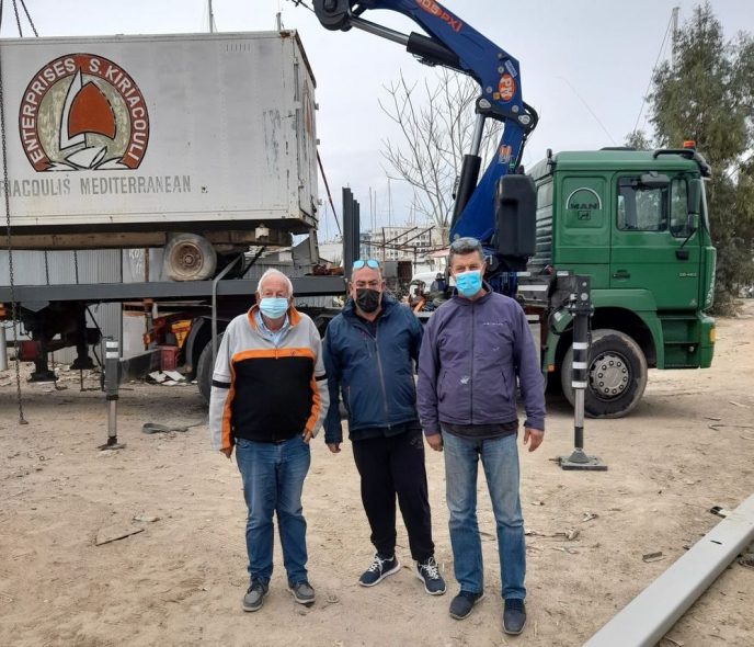 &Mu;&alpha;&rho;ί&nu;&alpha; &Alpha;&lambda;ί&mu;&omicron;&upsilon;: &Sigma;&upsilon;&nu;&epsilon;&chi;ί&zeta;&epsilon;&tau;&alpha;&iota; &eta; &kappa;ό&nu;&tau;&rho;&alpha; &epsilon;&pi;&alpha;&gamma;&gamma;&epsilon;&lambda;&mu;&alpha;&tau;&iota;ώ&nu; &sigma;&kappa;&alpha;&phi;ώ&nu; &alpha;&nu;&alpha;&psi;&upsilon;&chi;ή&sigmaf; &mu;&epsilon; &Epsilon;&lambda;&lambda;ά&kappa;&tau;&omega;&rho;