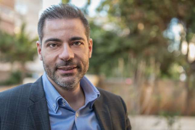 &Alpha;&nu;&delta;&rho;έ&alpha;&sigmaf; &Kappa;&omicron;&nu;&delta;ύ&lambda;&eta;&sigmaf;: &Pi;&alpha;&rho;&epsilon;&lambda;&theta;ό&nu; &eta; &epsilon;&iota;&kappa;ό&nu;&alpha; &pi;&omicron;&upsilon; &pi;&lambda;ή&gamma;&omega;&nu;&epsilon; &tau;&eta;&nu; &pi;ό&lambda;&eta; &mu;&alpha;&sigmaf;